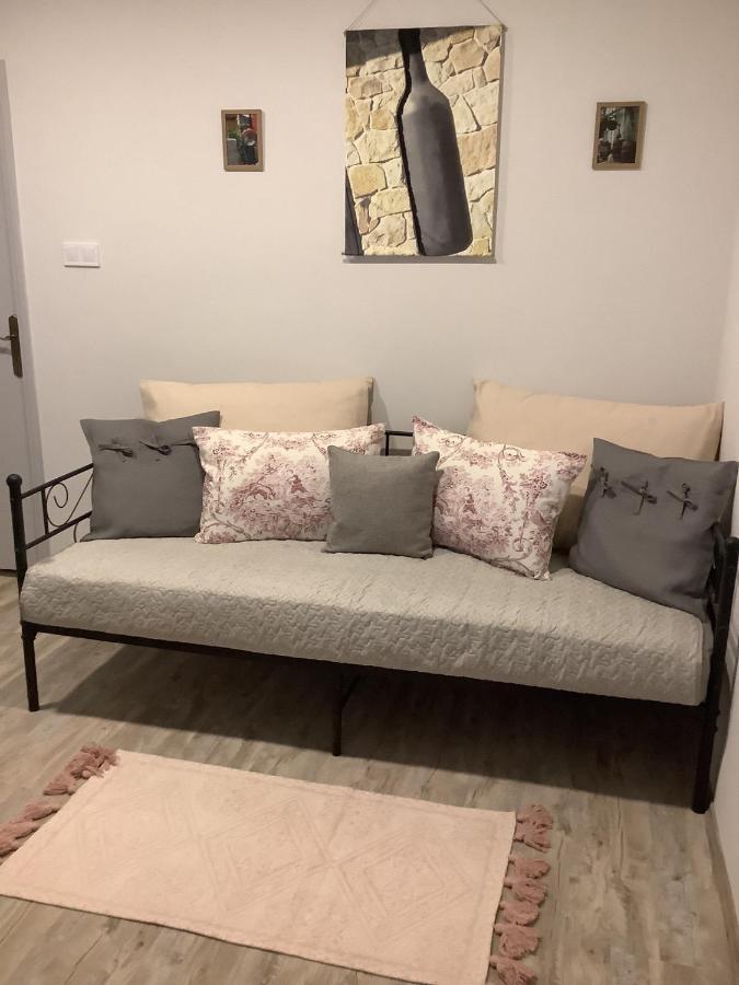 Ezuest Boroka Apartman Eger Extérieur photo