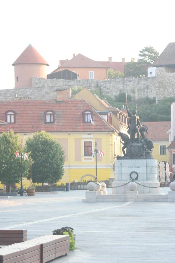 Ezuest Boroka Apartman Eger Extérieur photo