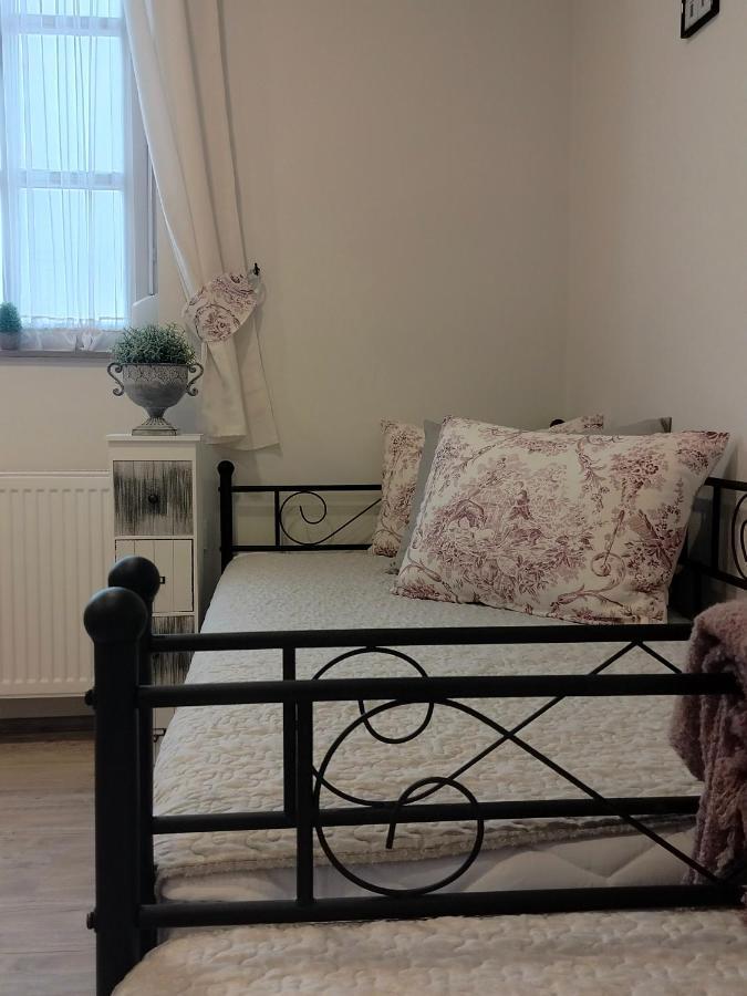 Ezuest Boroka Apartman Eger Extérieur photo